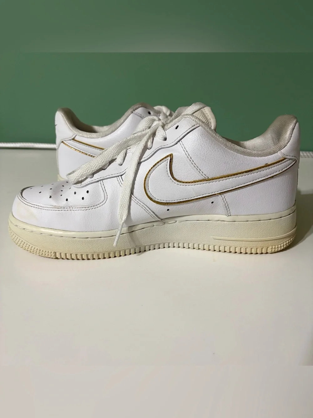 Nike Air Force 1 07 ESS Metallic Gold W Size 7.5